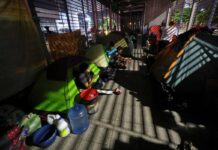 Trasladan a la frontera con Guatemala a 320 migrantes que estaban varados en Honduras