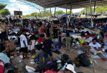 Caravana migrante realiza una vigilia en el sur de México para pedir por su avance