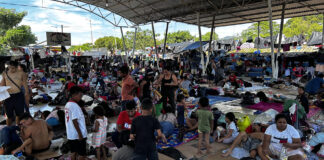 Caravana migrante realiza una vigilia en el sur de México para pedir por su avance