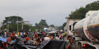 Tensión entre la caravana migrante y transportistas por bloqueos en el sur de México