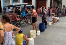 Varios cubanos protestan en La Habana ante la escasez de agua potable