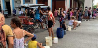 Varios cubanos protestan en La Habana ante la escasez de agua potable