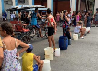 Varios cubanos protestan en La Habana ante la escasez de agua potable