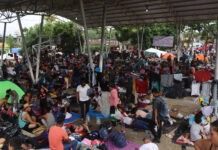 La caravana migrante protesta este Día de Muertos en el sur de México por los fallecidos