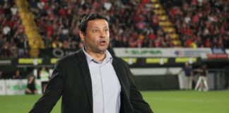 Sancionan 6 meses fuera del fútbol a entrenador costarricense por insultos racistas
