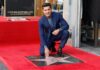 Zac Efron descubre su estrella en el Paseo de la Fama de Hollywood y honra a Matthew Perry