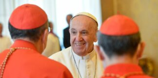 Algunos obispos se rebelan contra la bendición de las parejas gais aprobada por el papa