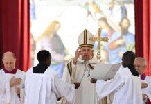 El Vaticano aprueba la bendición de parejas homosexuales o en situación “irregular”