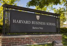 Caen un 17 % las solicitudes anticipadas para estudiar en la Universidad de Harvard
