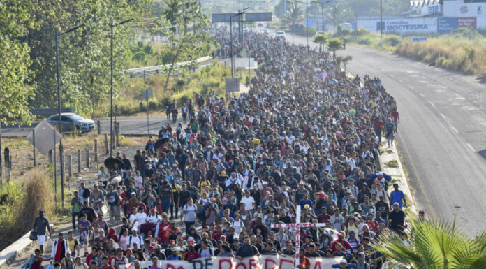 Sale del sur de México una nueva caravana de más de 10,000 migrantes rumbo a EE. UU.