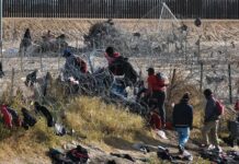 Migrantes saturan la frontera norte de México pese a la visita de la delegación de EE.UU.