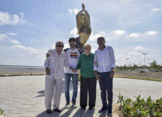 Barranquilla rinde un homenaje a Shakira con una estatua de bronce de más de 6 metros