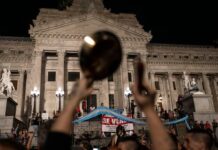 Los «cacerolazos» volvieron a las calles 22 años después de la peor crisis de Argentina