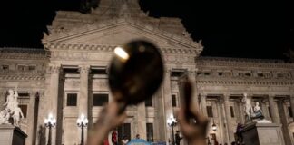 Los «cacerolazos» volvieron a las calles 22 años después de la peor crisis de Argentina