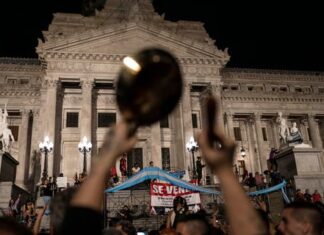 Los «cacerolazos» volvieron a las calles 22 años después de la peor crisis de Argentina