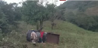 Una niña de 12 años fallecidas y varios heridos al volcar pickup con cortadores de café en Copán