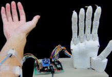 Científicos desarrollan un «tercer brazo» robótico que podría manejarse con la respiración