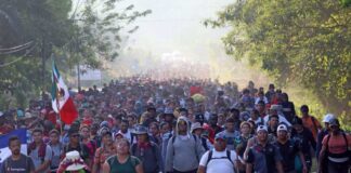 La caravana de miles de migrantes avanza por México en la víspera de la visita de EE. UU.
