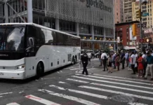 El alcalde de Nueva York restringe la llegada de nuevos autobuses con migrantes