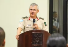 Presidenta Castro nombra a Roosevelt Hernández como jefe de las FFAA