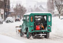 Una tormenta de nieve complica la movilidad en el Medio Oeste de EE. UU. en Navidad