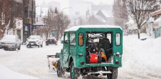 Una tormenta de nieve complica la movilidad en el Medio Oeste de EE. UU. en Navidad