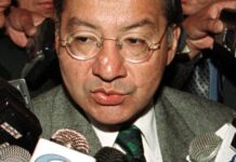 Arrestan al exdiplomático de EE.UU. Víctor Rocha acusado de espiar para Cuba