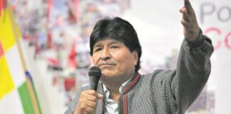 Evo Morales dice que sentencia de tribunal sobre reelección es «plan negro en su contra»