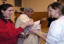 El Vaticano aclara que las madres solteras pueden recibir la Comunión