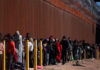 Miles de migrantes esperan a la intemperie ser procesados en la frontera EE. UU.-México