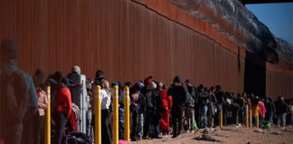 Miles de migrantes esperan a la intemperie ser procesados en la frontera EE. UU.-México