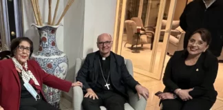 Monseñor Nácher visita a la presidenta Castro en las vísperas de la Navidad