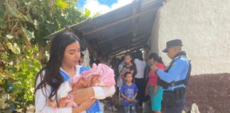 Rescatan a recién nacida que fue abandonada en un solar baldío en Comayagua