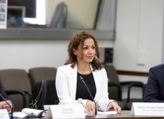 Ministra de Derechos Humanos se compromete a investigar denuncias de malos tratos a empleados