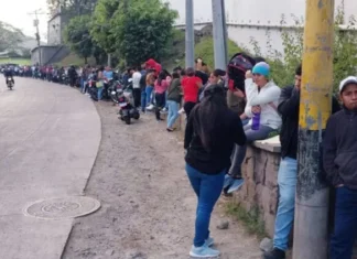 Centenares de jóvenes hacen largas filas para encontrar trabajo en la capital