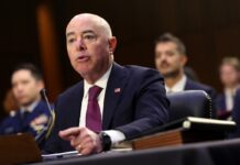 Republicanos impulsan juicio político contra Mayorkas por crisis migratoria en EE. UU.