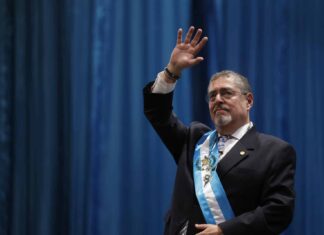 «Nunca más el autoritarismo», proclama Arévalo tras ser investido presidente de Guatemala