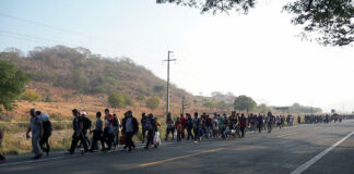 Caravana migrante sufre el fuerte clima del sur de México y pide corredor humanitario