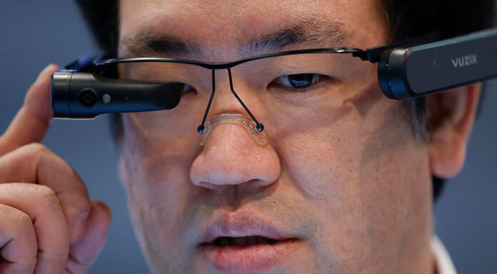 Robots con IA, televisiones transparentes o gafas para oír mejor, novedades de CES 2024