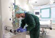 Las mascarillas vuelven a algunos hospitales de EE. UU. ante un pico de contagios de COVID