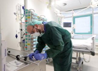 Las mascarillas vuelven a algunos hospitales de EE. UU. ante un pico de contagios de COVID