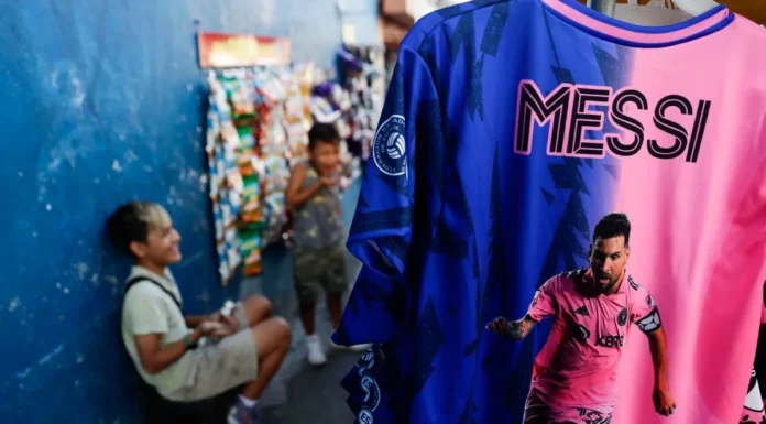 La fiebre por Messi recorre la capital salvadoreña y vendedores tiñen de rosa las esquinas
