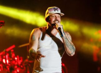 Residente lanza el tema y vídeo ‘Ron en el piso’, que hace un recorrido por su vida