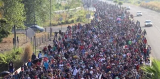 Caravana de miles de migrantes para y se entrega a autoridades mexicanas en sur de México
