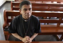 Sacerdote y opositores nicaragüenses ven deterioro físico en el obispo encarcelado, Rolando Álvarez