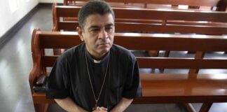Sacerdote y opositores nicaragüenses ven deterioro físico en el obispo encarcelado, Rolando Álvarez