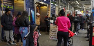 Familias de migrantes dejan sus albergues en Nueva York en medio una tormenta invernal