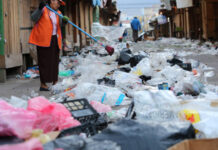 Festejos de año nuevo dejaron inundadas las calles de basura en Tegucigalpa