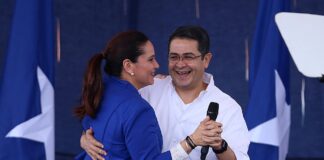 ”Me has dado las fuerzas de un toro salvaje», dice exprimera dama en jornada de oración por su esposo