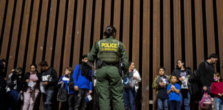 Un juez de EEUU detiene polémica ley de Texas que autoriza a policías a expulsar migrantes